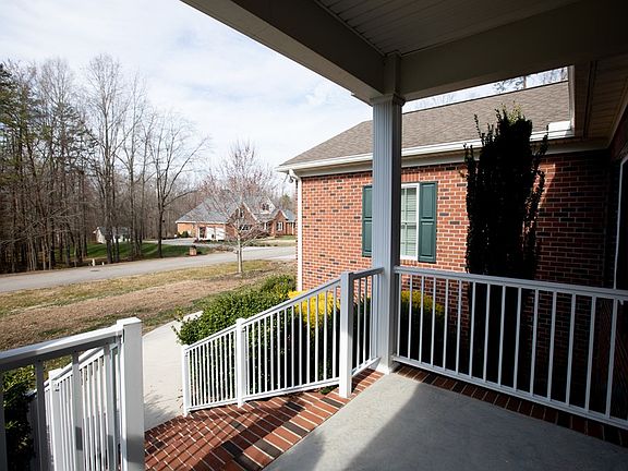 5th image of 814 Creekwood Trl