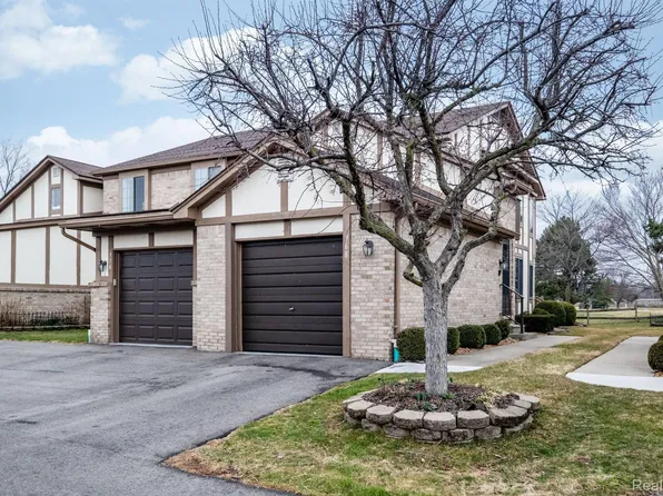 968 Country Club Dr, Saint Clair Shores, MI 48082