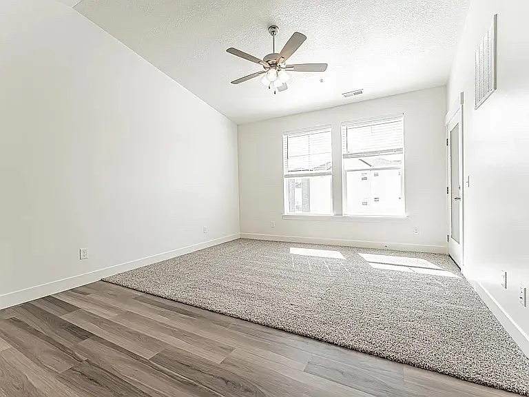 3 bed, 1272 sqft, $2,100 — Photo 2