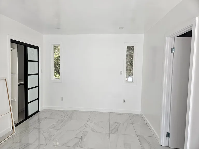 2828 Benedict Canyon Dr — Photo 9
