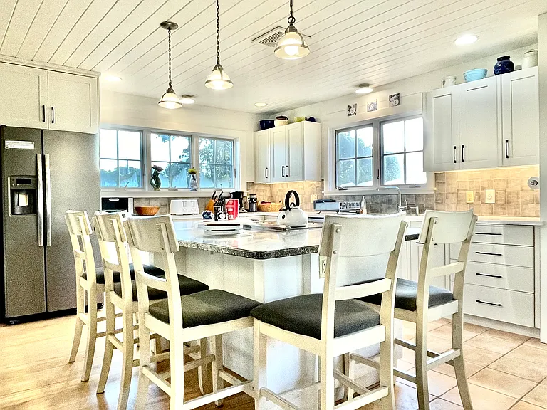 Bright, fully equipped kitchen with Breakfast Island and seating for five