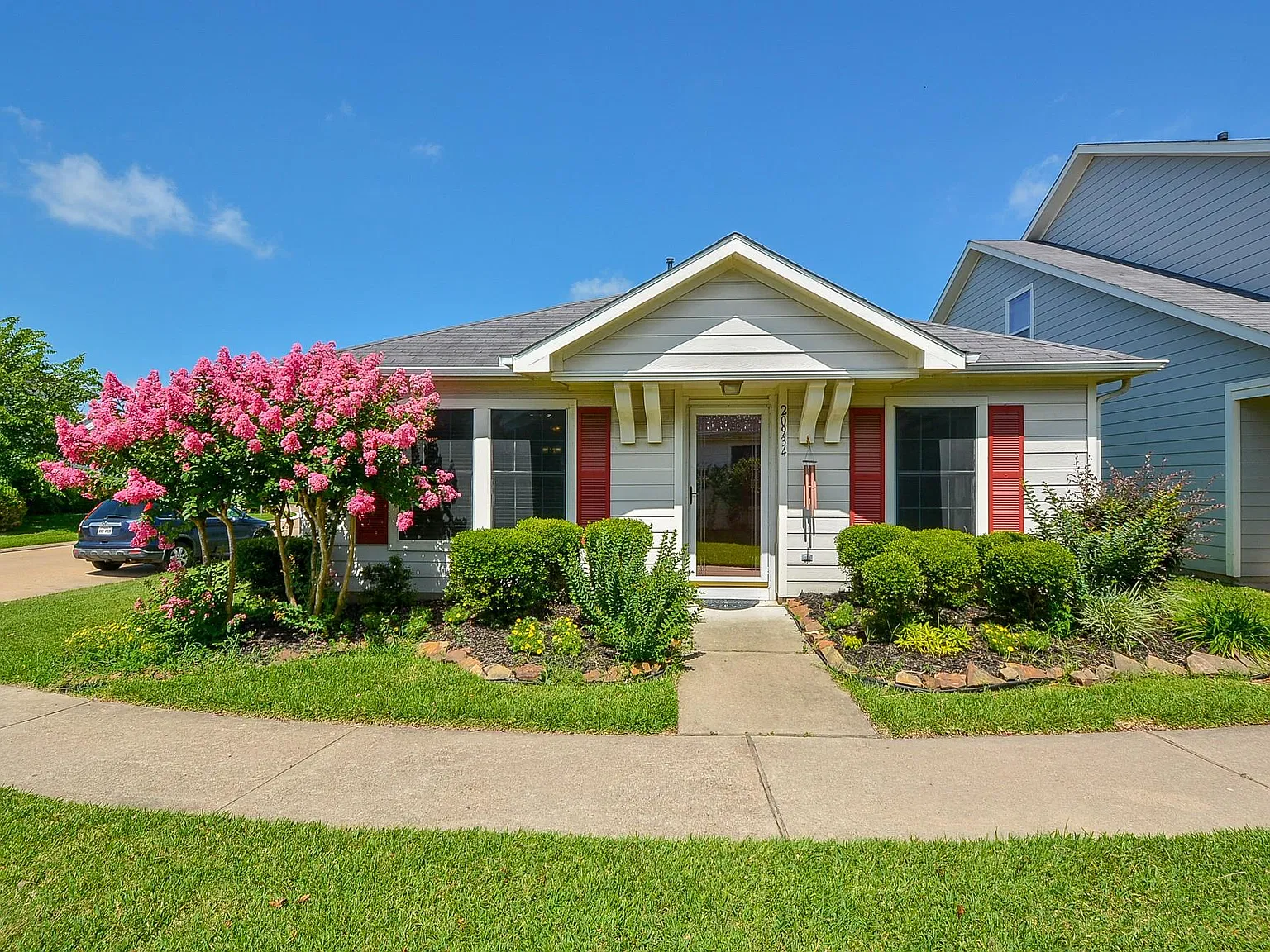 3 bed, 2.0 bath, 1204 sqft, $1,695 — Photo 2