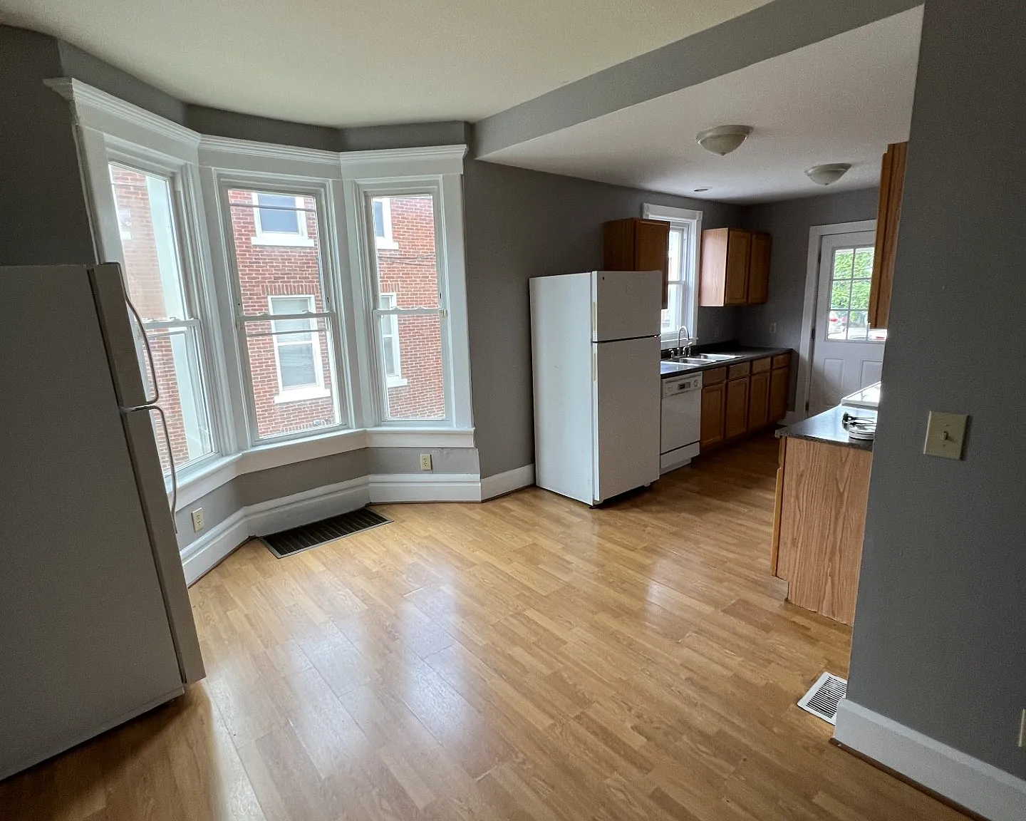 5 bed, 1896 sqft, $3,750 — Photo 2