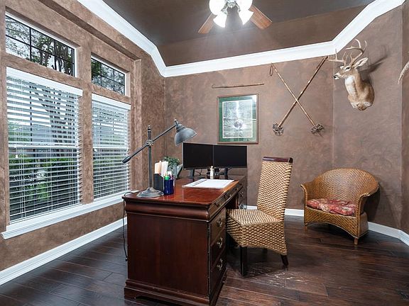 Just off the entry, you will find this private study with crown molding and large pictures windows that offer views of the front yard & mature trees!