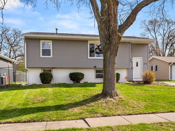 2010 W 55th St, Davenport, IA 52806