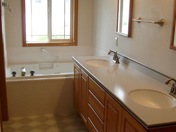 4th image of 6604 NE 72nd Cir
