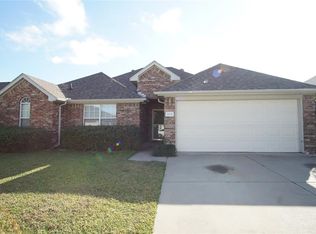 404 Camp Creek Dr, Arlington, TX 76002