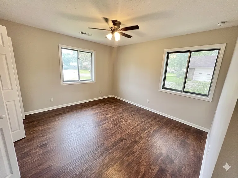 STANDARD BEDROOM