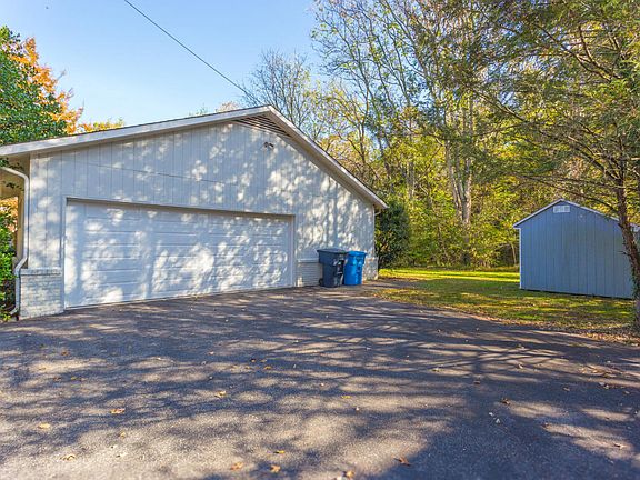 5th image of 2559 Winifred Dr SW