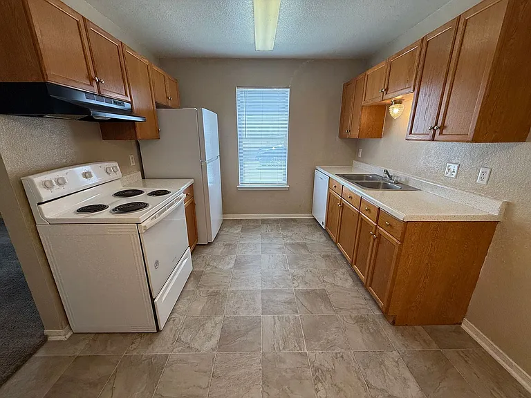 1708 Benttree Dr — Photo 4
