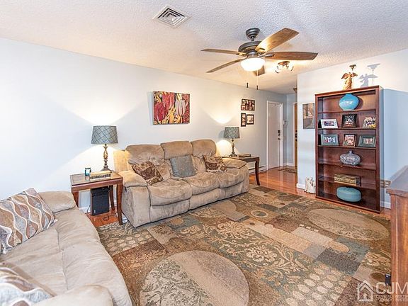 5th image of 58 Essex Rd #58B