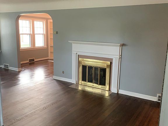 2nd image of 19640 Lakeshore Blvd #1