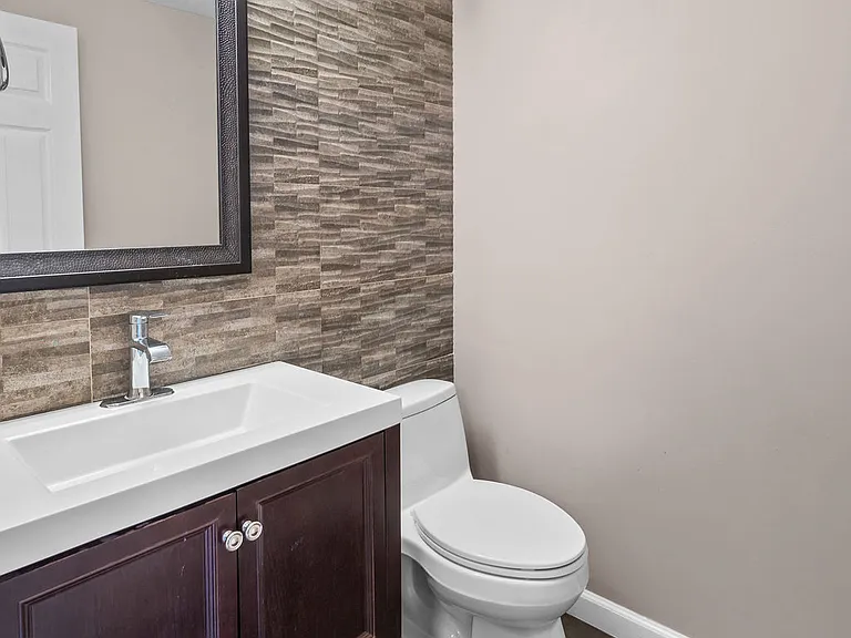 122 Andover Dr — Photo 16