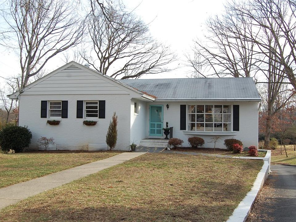 Lovely curb appeal and streetscape