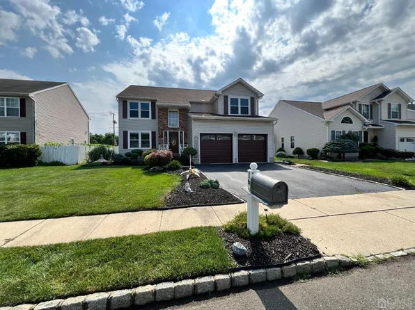 16 York Dr, Helmetta, NJ 08828