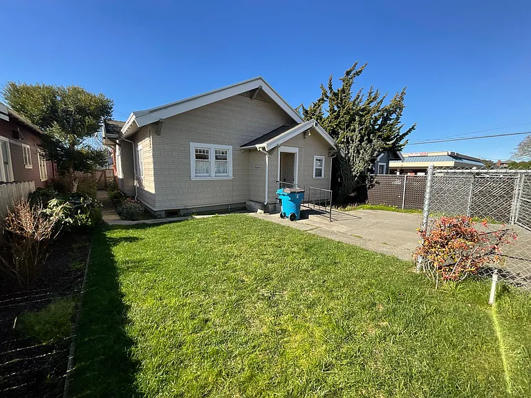2811 E St — Photo 14