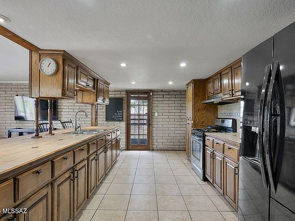 4th image of 693 N Sierra Ave