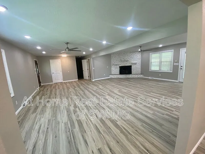 3 bed, 3.0 bath, 3500 sqft, $2,500 — Photo 4