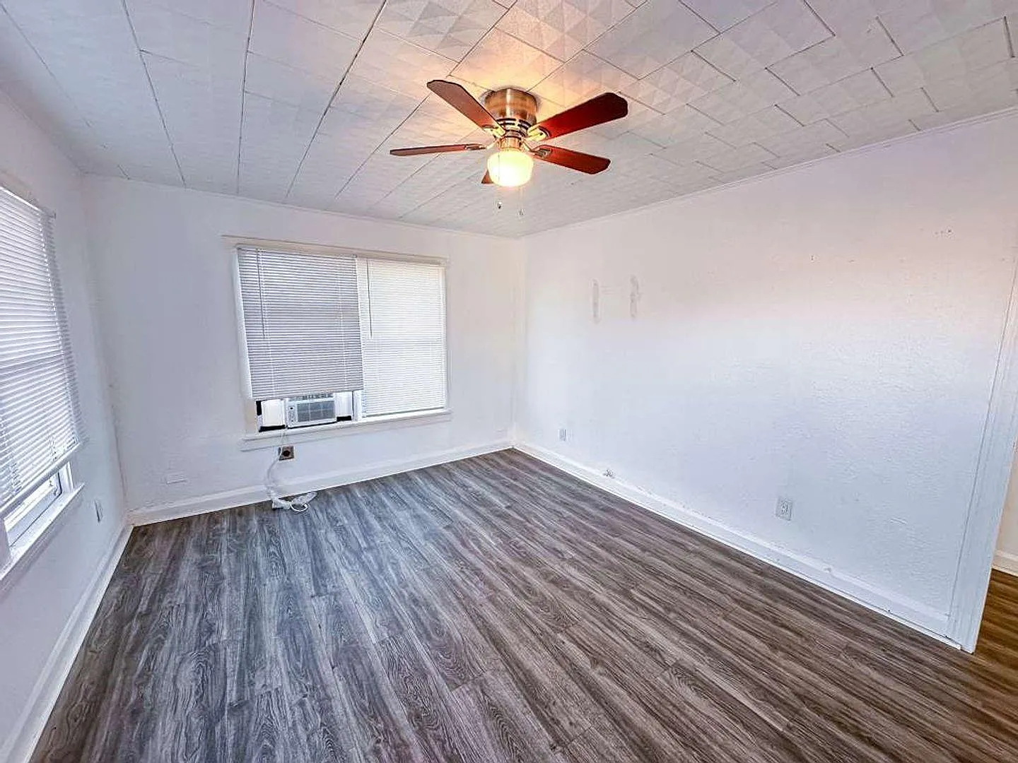 2 bed, 1.0 bath, 2064 sqft, $925 — Photo 3