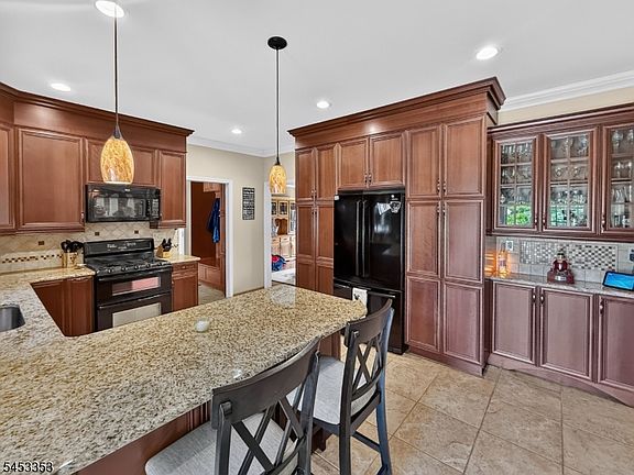4th image of 17 Saddle Ridge Rd
