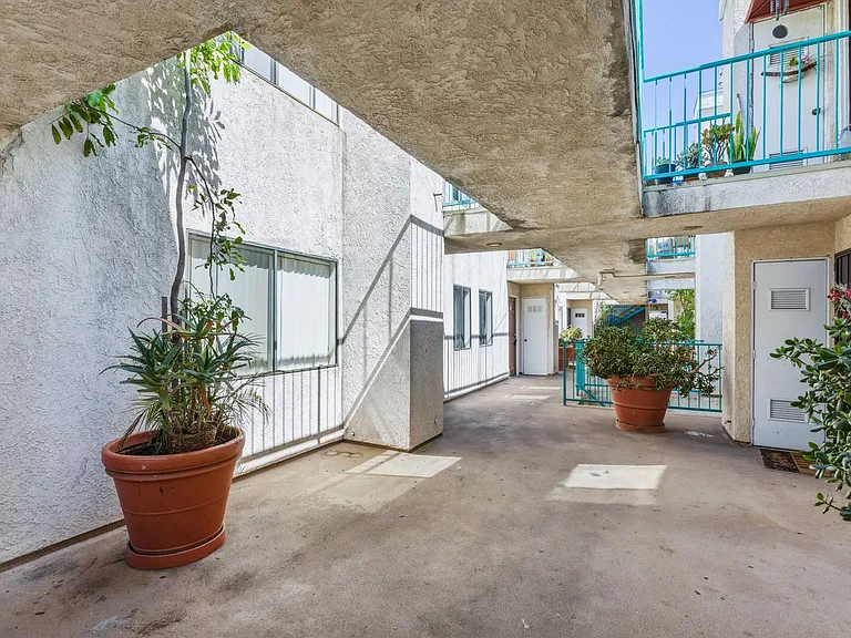 700 E Harvard St — Photo 24