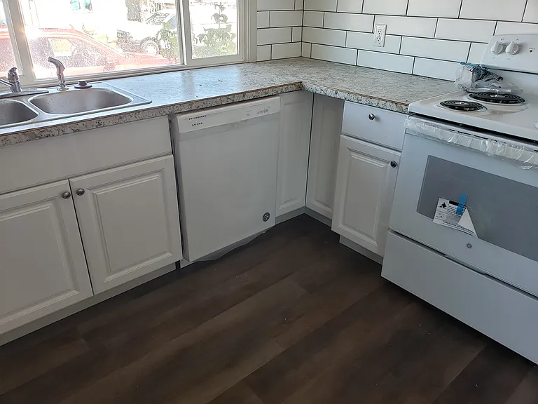 121 Teakwood St — Photo 10