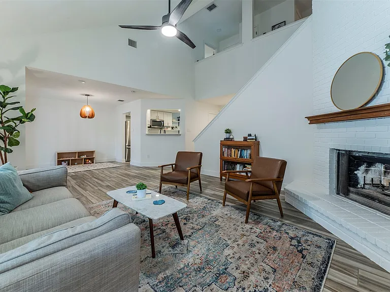 2126 River Hollow Dr — Photo 3