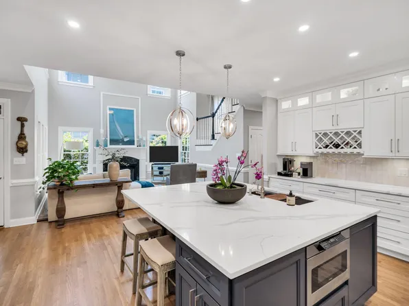 825 Carpenter Town Ln, Cary, NC 27519