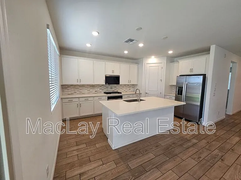 22815 E Watford Dr — Photo 3