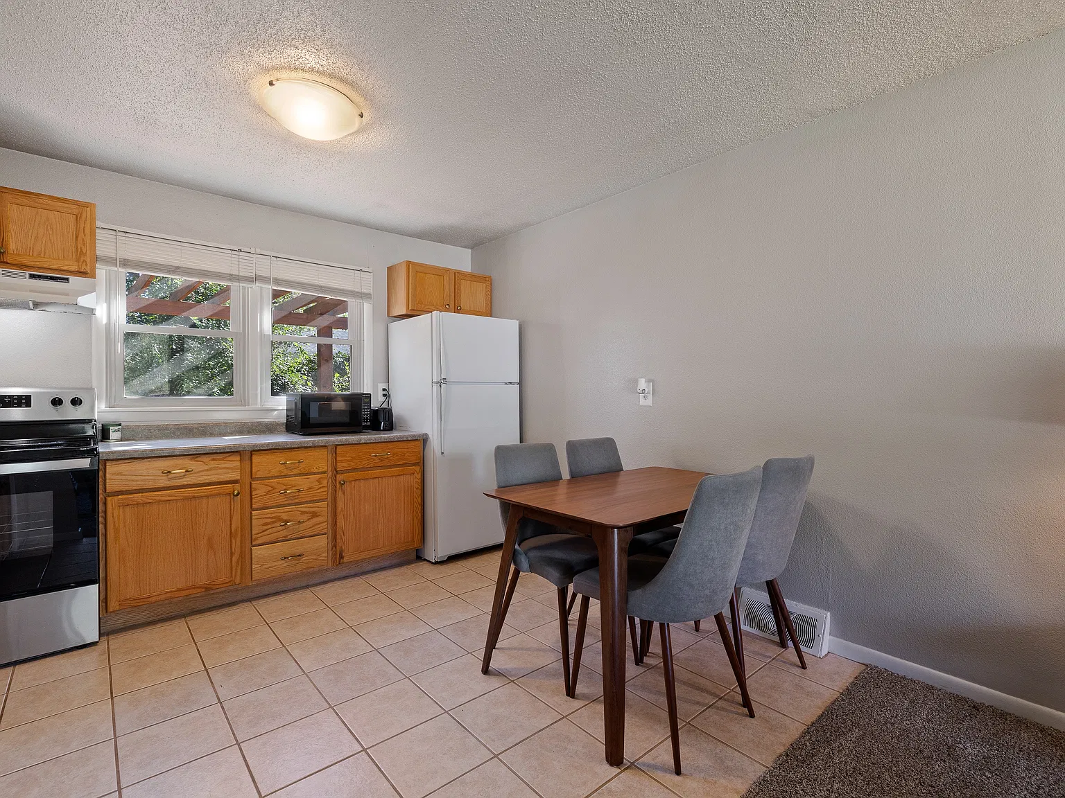 3 bed, 864 sqft, $1,650 — Photo 4