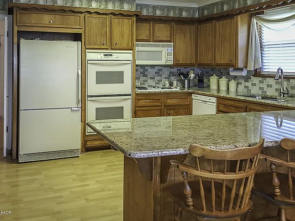 4th image of 3421 Amherst Dr
