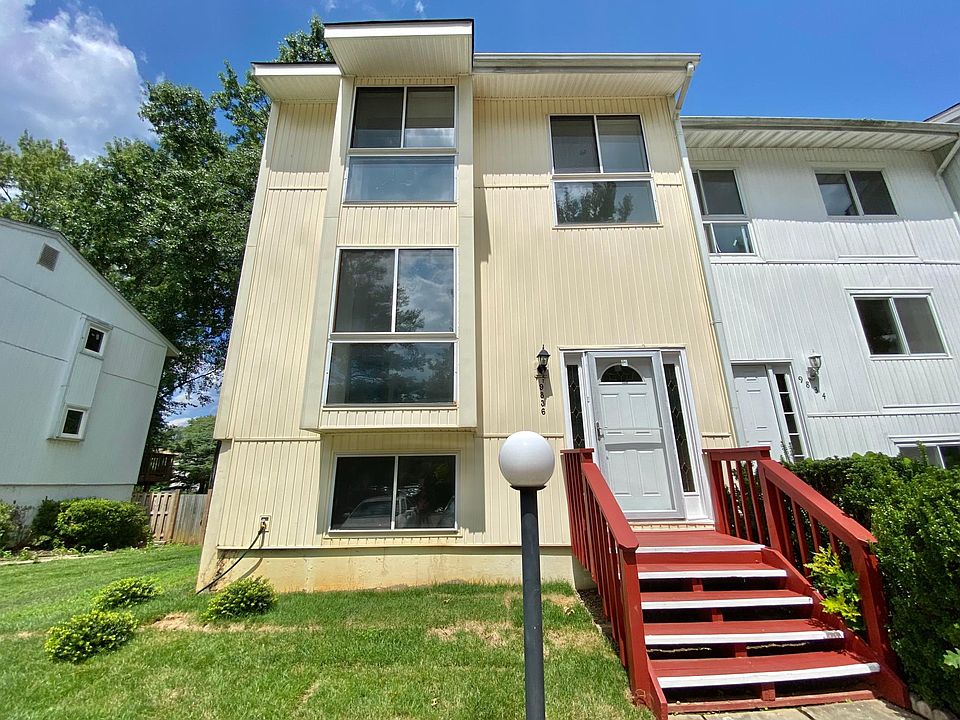 End unit town home with 2,000+ living and entertaining space