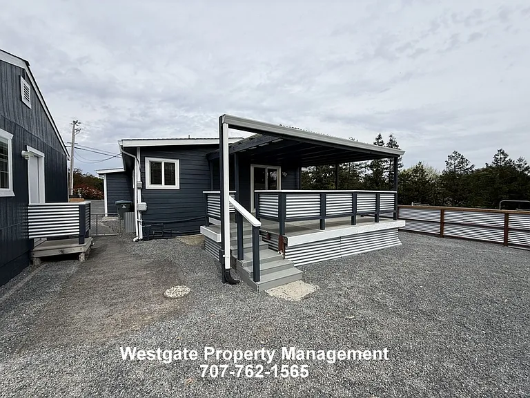 965 Eastman Ln — Photo 4