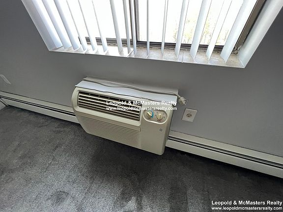 5th image of 224 Kennedy Dr #1