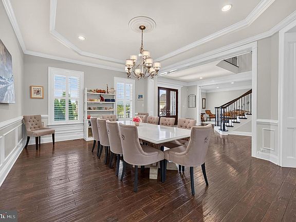 5th image of 700 Walton Ct