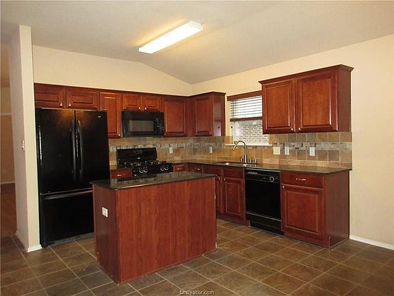 2nd image of 932 Whitewing Ln