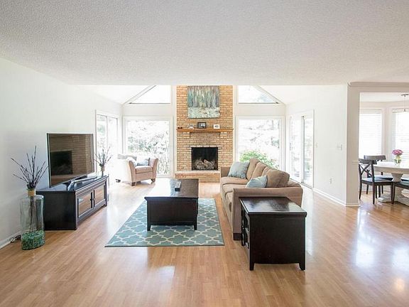 4th image of 273 Wedgewood Ct