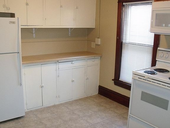 3rd image of 22 16th Ave N #2