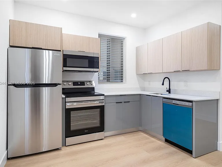 629 SW 10th Ave #6 — Photo 4