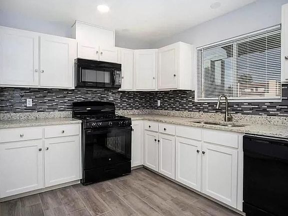 3rd image of 10420 Ashwood Dr