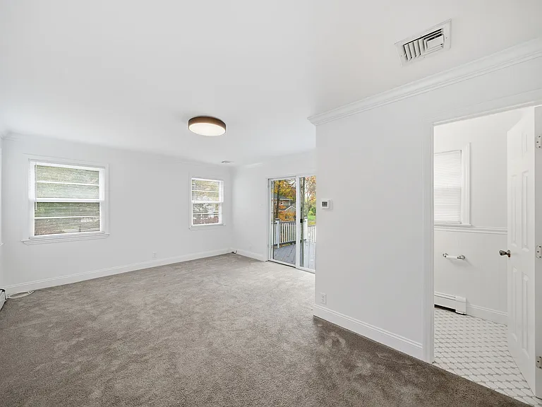 10 Lloyd Ave — Photo 16