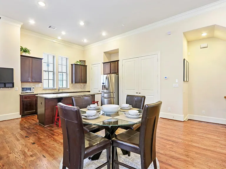 2049 Fannin Sta N — Photo 5