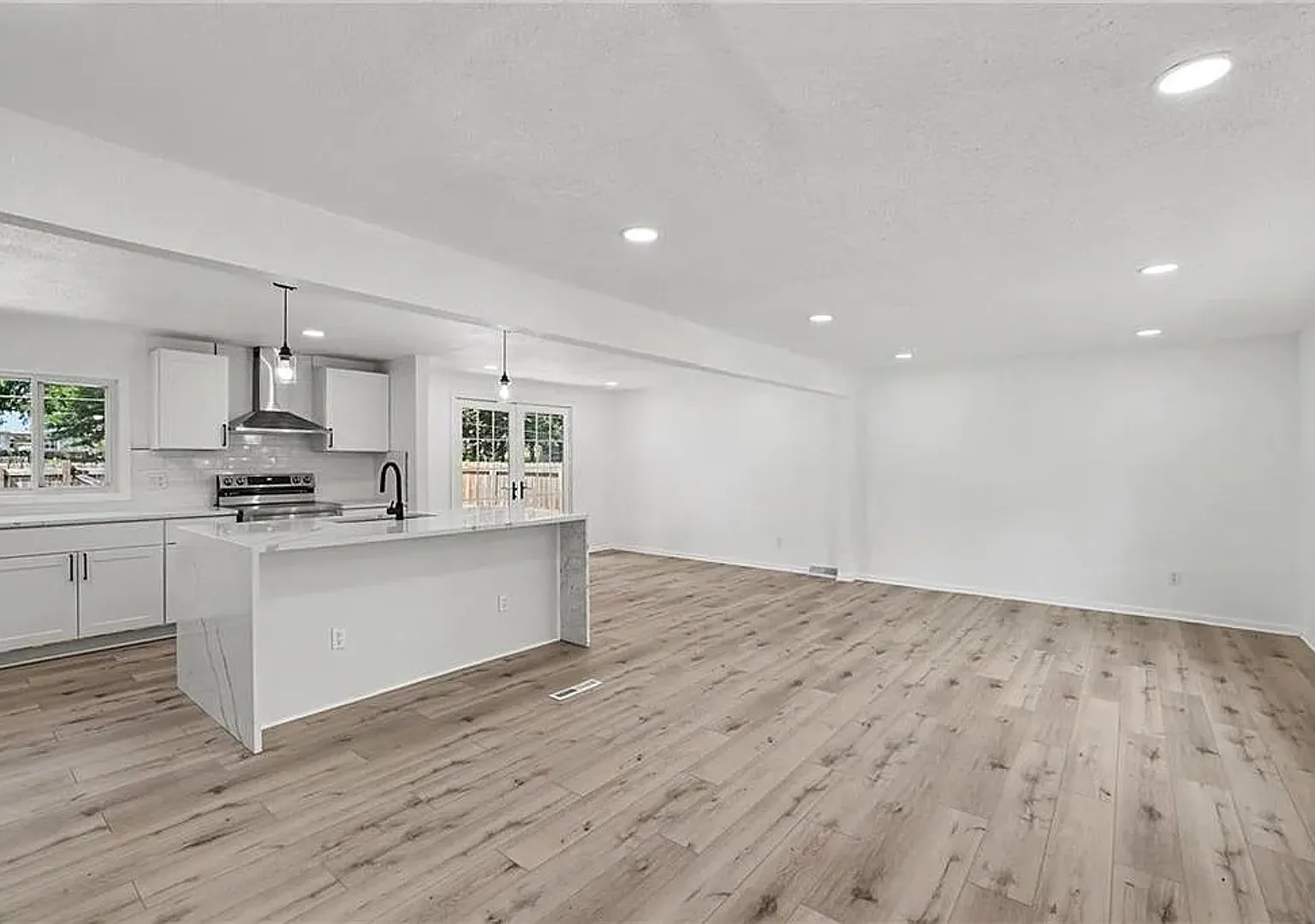 Beautiful Fully Renovated Home in Johnson County — Photo 3