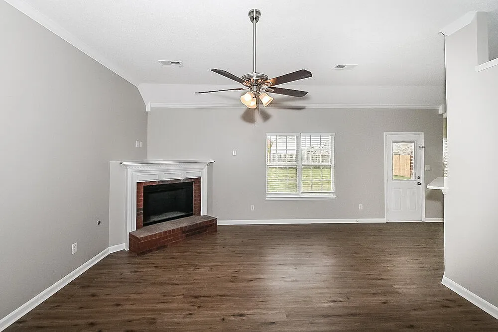 3 bed, 2.0 bath, 1606 sqft, $1,880 — Photo 3