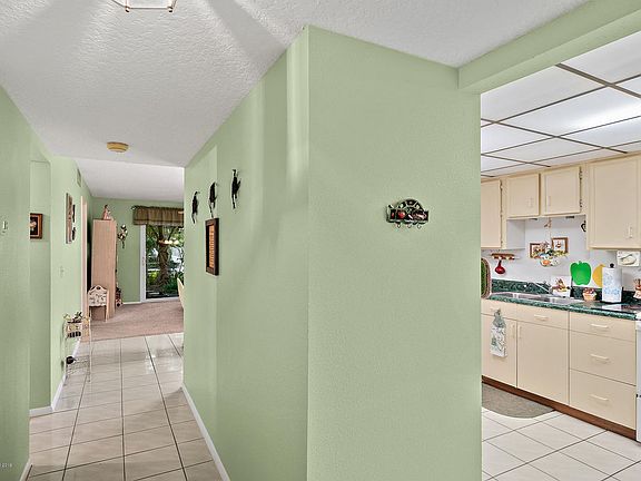 4th image of 1030 Pine Tree Dr Unit 4