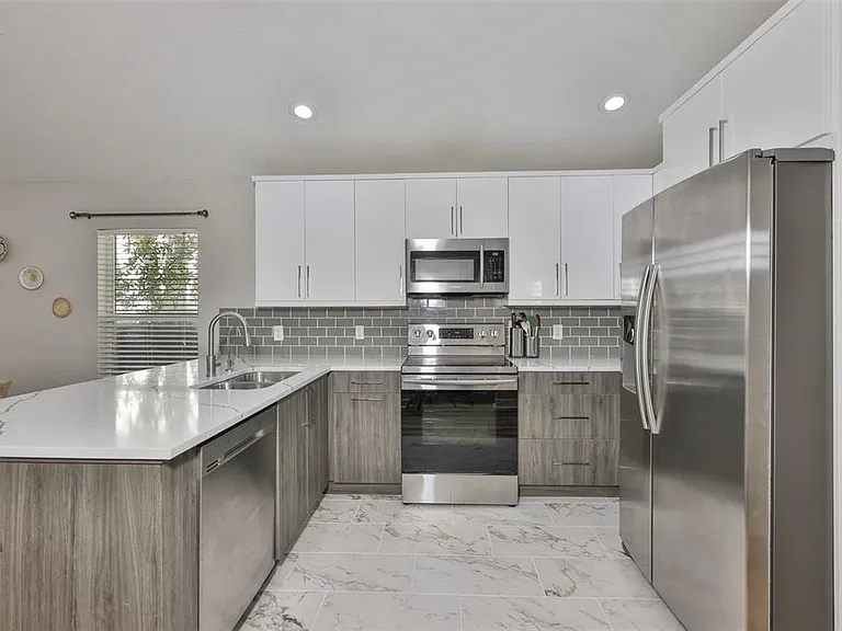 2331 W Chestnut St — Photo 6