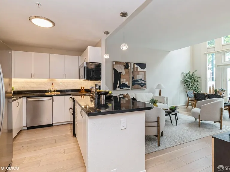 88 King St #104 — Photo 4