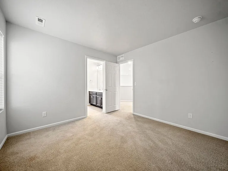 470 Hyde Park Cir — Photo 8