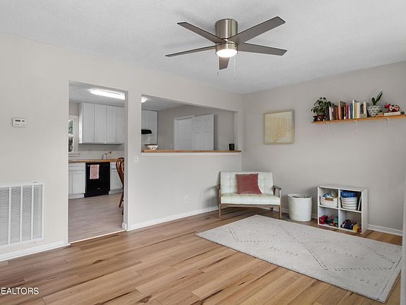 5th image of 2221 W Gilbert Ln