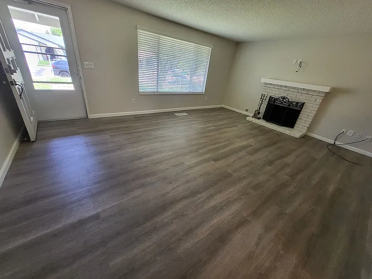 2621 Woodcrest Ln — Photo 2